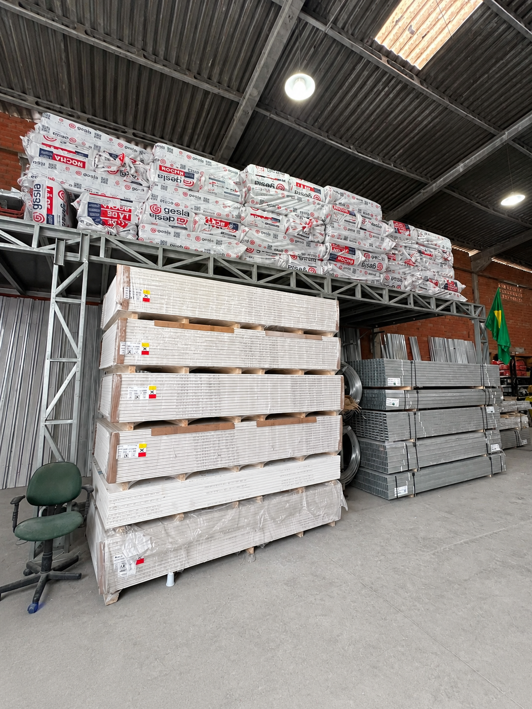 Estoque com placas de drywall, perfis de steel frame e massa
