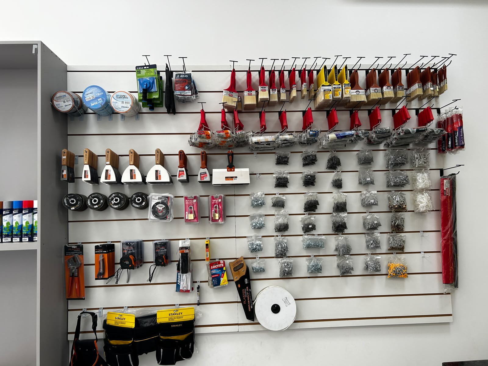 Parede de ferramentas, parafusos e acessórios para drywall