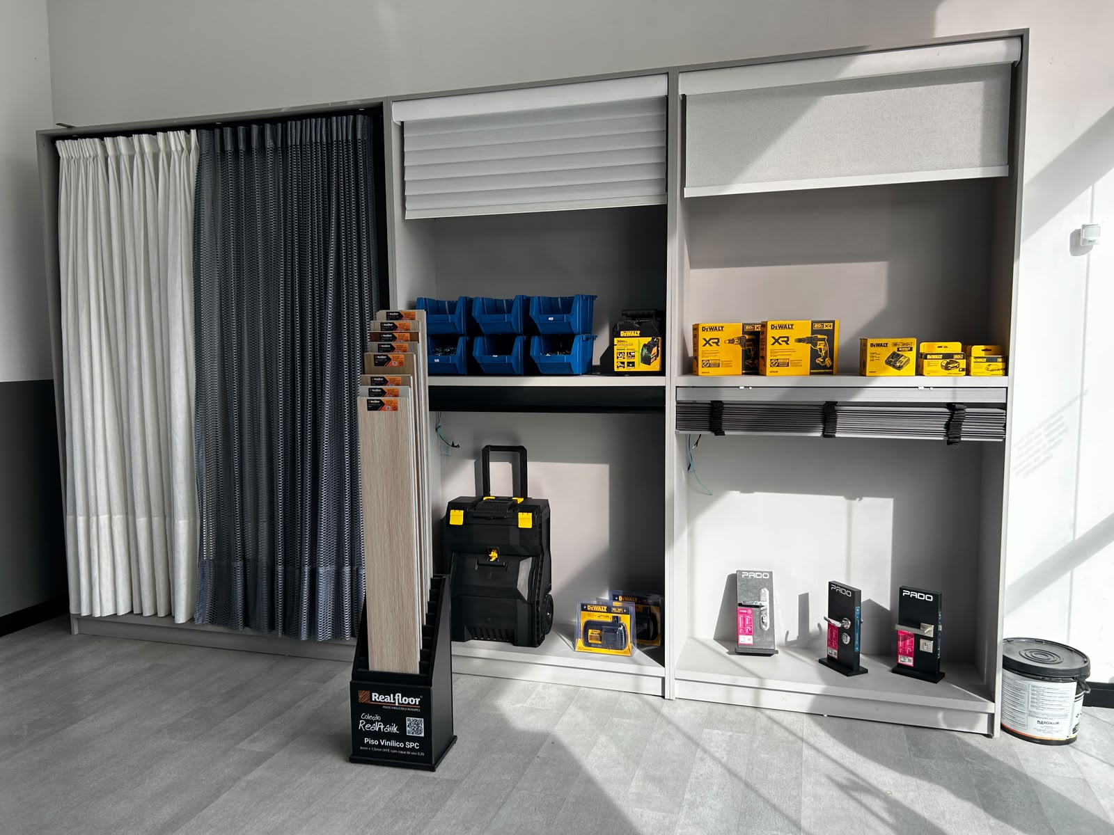 Showroom com ferramentas DeWalt, pisos e acabamentos